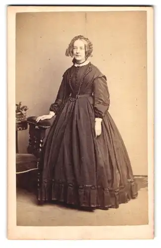 Fotografie Edwin Sutton, London, 204 Regent Street, Portrait ältere Dame im Biedermeierkleid mit Haube