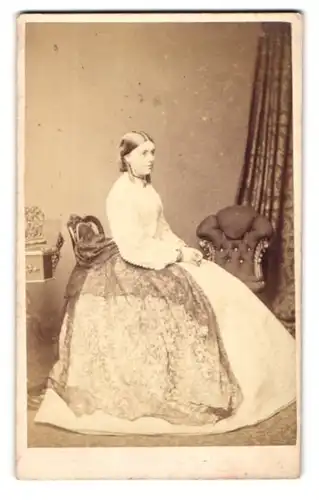 Fotografie Edwin Sutton, London, 204 Regent Street, Portrait junge Dame im weissen Kleid mit Tüll und Locken