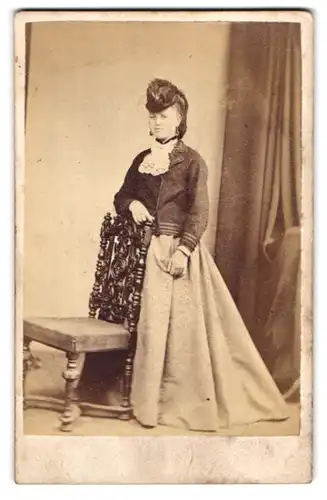 Fotografie A. L. Henderson, New Cross, 49 King Williams St., Portrait hübsche junge Frau im Kleid mit Bolero und Hut