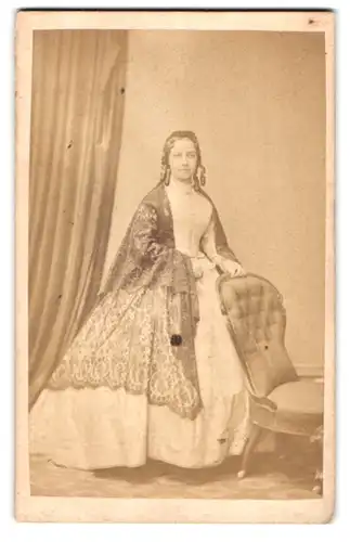 Fotografie Fred. Jones, London, 146 Oxford Street, Portrait hübsche junge Frau um weissen Kleid mit Tüll und Locken