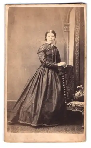 Fotografie E. R. Kingsbury, London, 45 St. George`s Place, Portrait ältere Frau im Kleid mit Brosche