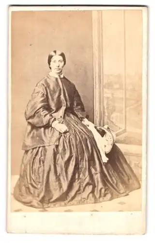 Fotografie London & Provincial Photographic Company, London, 443 West Strand, Portrait junge Frau im seidenen Kleid