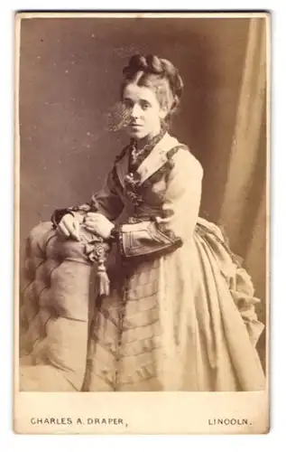 Fotografie Charles A. Draper, Lincoln, 283 High Street, Portrait junges Mädchen im bestickten Kleid mit Zopf