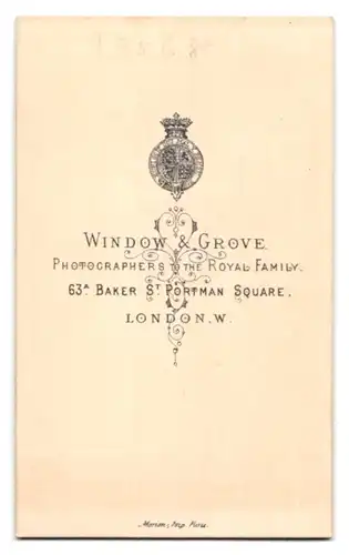 Fotografie Window & Crove, London, 63 Baker Street, Portrait junge Dame mit Schal und Hut, Locken