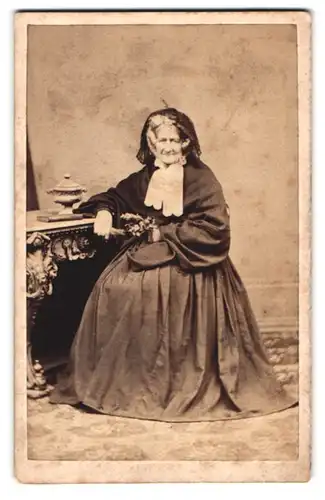 Fotografie R. Wingfield, Worcester, 33 Didbury, Portrait alte Frau im Kleid mit Kapuzenüberwurf