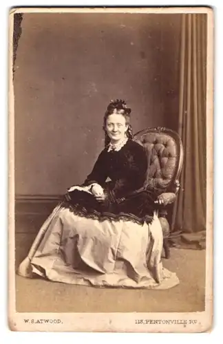 Fotografie W. S. Atwood, London, 113 Pentonville Road, Portrait junge Dame im weiten Kleid mit Hochsteckfrisur