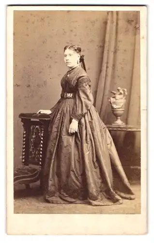 Fotografie DAvid Hains, Kensington, 28 Upper Phillimore Place, Portrait korpulente Frau im Biedermeierkleid mit Zopf