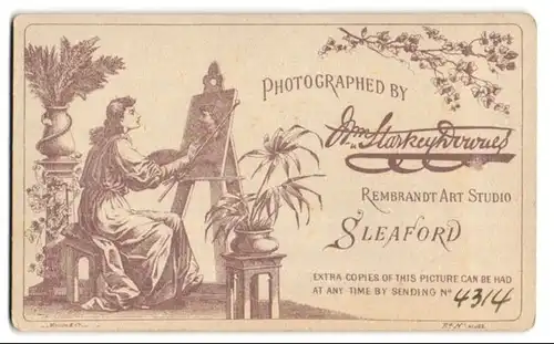 Fotografie Starkeydownes, Sleaford, Malerin an einer Staffelei mit Farbpalette