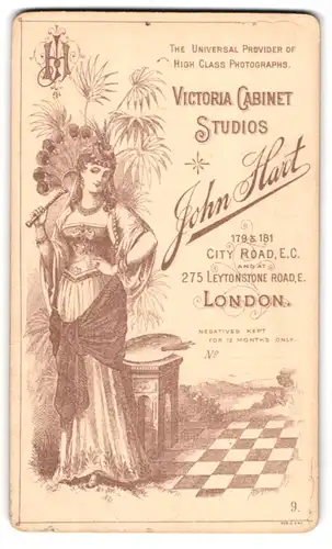Fotografie John Hart, London, 275 Leytonstone Road, arabisch gekleidete junge Frau mit Pfauenfeder Fächer