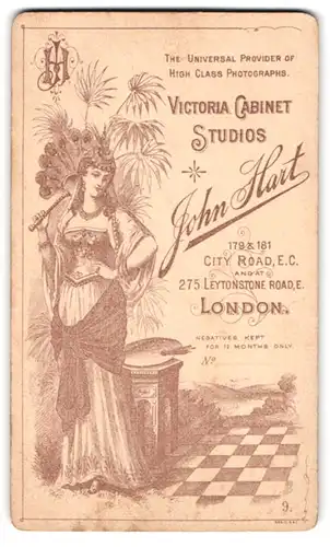 Fotografie John Hart, London, 275 Leytonstone Road, arabisch gekleidete Frau mit Fächer und Farbpalette