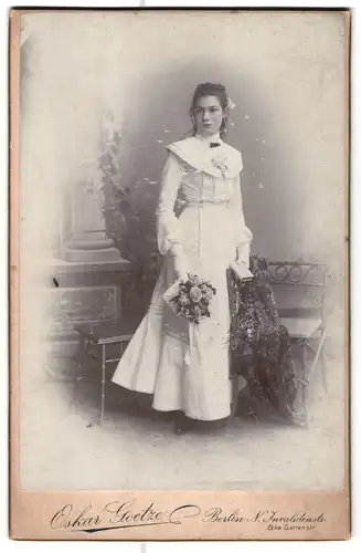 Fotografie Oskar Goetze, Berlin-N, Invalidenstrasse 134 Eingang Gartenstrasse 25, Portrait junge Dame im weissen Kleid