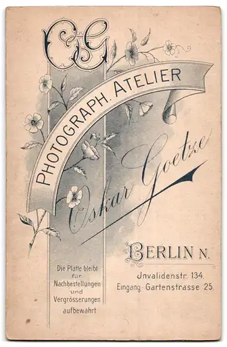 Fotografie Oskar Goetze, Berlin-N, Invalidenstrasse 134 Eingang Gartenstrasse 25, Portrait junge Dame im weissen Kleid