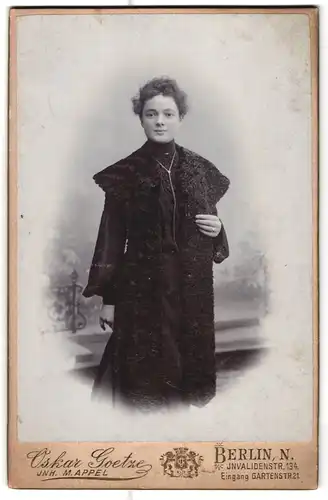 Fotografie Oskar Goetze, Berlin-N, Invalidenstrasse 134 Eingang Gartenstrasse 25, Portrait junge Dame im schwarzen Kleid