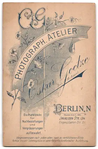 Fotografie Oskar Goetze, Berlin-N, Invalidenstrasse 134 Eingang Gartenstrasse 25, Portrait junge Dame im schwarzen Kleid