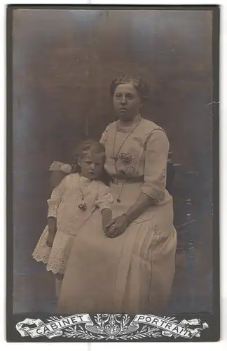 Fotografie Cabinet Portrait, Ort unbekannt, Portrait bürgerliche Dame mit kleinem Mädchen an der Hand