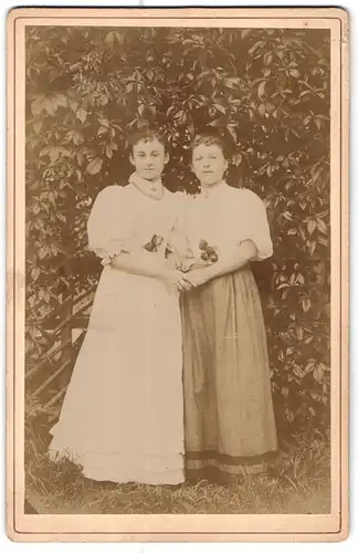 Fotografie unbekannter Fotograf und Ort, Portrait zwei junge Damen in zeitgenössischer Kleidung