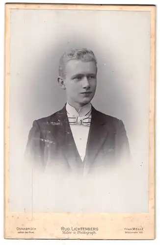 Fotografie Rud. Lichtenberg, Osnabrück, Portrait junger Mann im Anzug mit Fliege
