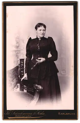 Fotografie Th. Schuhmann & Sohn, Karlsruhe, Amalienstrasse 57, Portrait hübsch gekleidete Dame mit Stielbrille