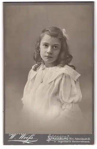 Fotografie W. Weiss, Strassburg i / Els., Hohenlohestrsse 22, Portrait junges Mädchen im weissen Kleid