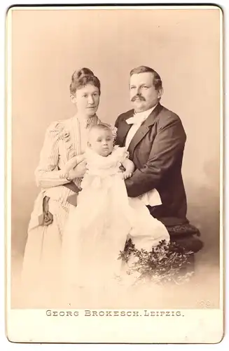 Fotografie Georg Brokesch, Leipzig, Zeitzerstrasse 2, Portrait bürgerliches Paar mit einem Baby