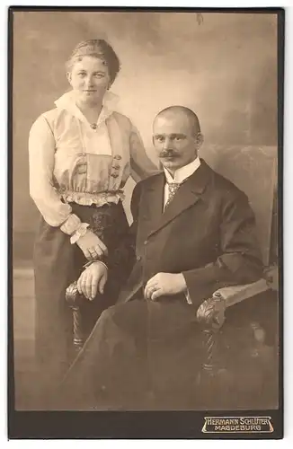 Fotografie Hermann Schelter, Magdeburg, Portrait bürgerliches Paar in hübscher Kleidung