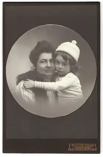 Fotografie Atelier John, Neuhaldensleben, Hohenzollernstrasse 26, Portrait bürgerliche Dame mit Kind auf dem Arm