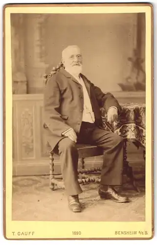 Fotografie T. Gauff, Bensheim a / d. B., Schönbergerstrasse, Portrait älterer Herr im Anzug am Tisch sitzend