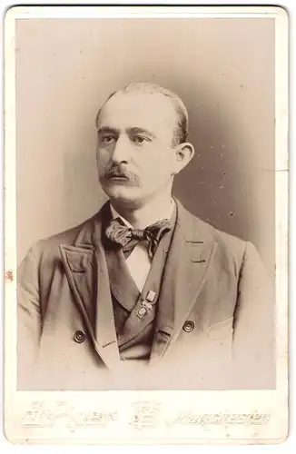 Fotografie S. Piper, Manchester, Portrait modisch gekleideter Herr mit Schnurrbart