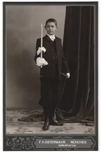 Fotografie F. X. Ostermayr, München, Karlsplatz 6, Portrait Kommunikant mit Kerze und Gebetsbuch