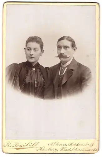 Fotografie R. Przibill, Altona, Reichenstrasse 18, Portrait bürgerliches Paar in hübscher Kleidung