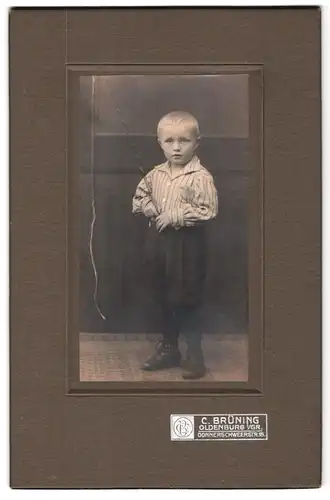 Fotografie C. Brüning, Oldenburg i / Gr., Donnerschweerstrasse 18, Portrait modisch gekleideter Junge mit Peitsche