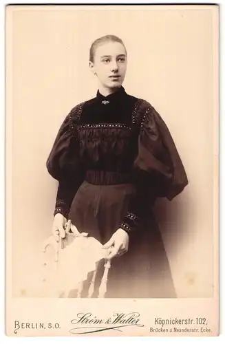 Fotografie Strom & Walter, Berlin-SO, Köpnicker-Strasse 102, Portrait junge Dame im schwarzen Kleid mit Fächer