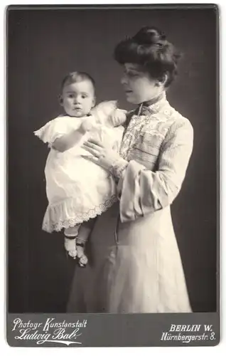 Fotografie Ludwig Bab, Berlin-W, Nürnbergerstrasse 8, Portrait bürgerliche Dame mit Kleinkind auf dem Arm