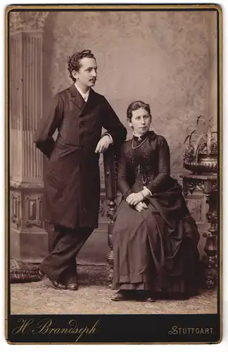 Fotografie H. Brandseph, Stuttgart, Marienstrasse 36, Portrait junges Paar in zeitgenössischer Kleidung