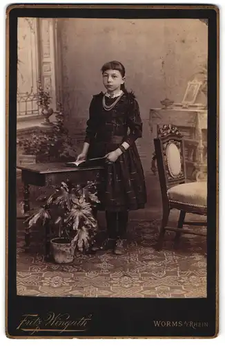 Fotografie Fritz Winguth, Worms a / Rh., Portrait kleines Mädchen im modischen Kleid mit Buch