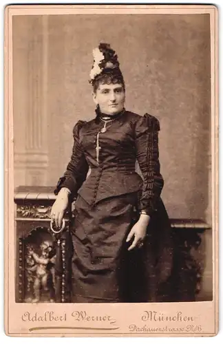 Fotografie Adalbert Werner, München, Dachauerstrasse 6, Portrait hübsch gekleidete Dame mit Halskette