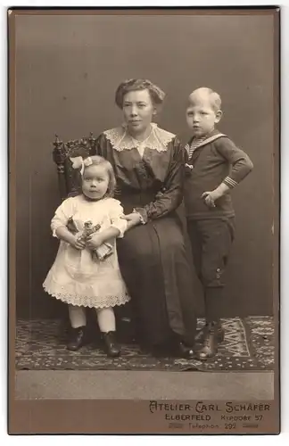 Fotografie Carl Schäfer, Elberfeld, Kipdorf 57, Portrait bürgerliche Dame mit zwei Kindern