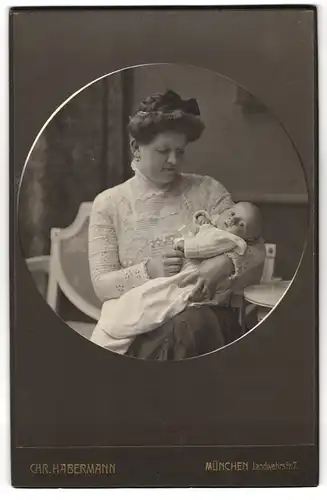 Fotografie Chr. Habermann, München, Landwehrstrasse 7, Portrait bürgerliche Dame mit Baby im Arm