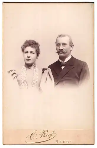 Fotografie C. Ruf, Basel, Steinentorberg 20, Portrait bürgerliches Paar in hübscher Kleidung