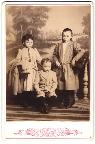 Fotografie Portrait Album, Ort unbekannt, Portrait kleiner Junge & zwei Mädchen in modischer Kleidung