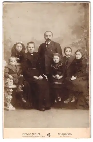 Fotografie Georg Nickel, Nürnberg, Portrait bürgerliches Paar mit fünf Kindern