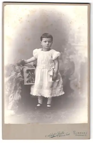 Fotografie Adof Stolle, Hamburg, Speersort 5, Portrait kleines Mädchen im weissen Kleid mit Ball