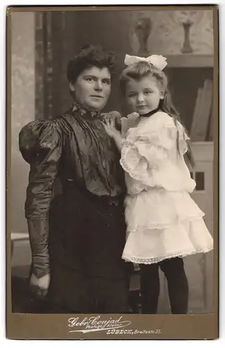 Fotografie Gebr. Coujad, Lübeck, Breitestrasse 35, Portrait bürgerliche Dame und kleines Mädchen