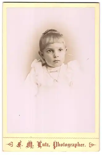 Fotografie F. M. Lutz, Ort unbekannt, Portrait kleines Mädchen mit moderner Frisur