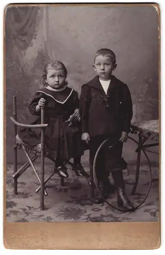 Fotografie Billström, Kiel, Vorstadt 9, Portrait Kinderpaar in hübscher Kleidung mit Reifen