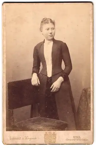 Fotografie Schmidt & Wegener, Kiel, Dänische-Strasse 35, Portrait junge Dame in modischer Kleidung