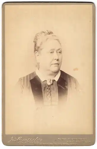 Fotografie Russel & Sons, Chichester, Portrait ältere Dame mit Kragenbrosche