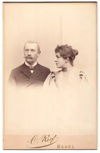 Fotografie C. Ruf, Basel, Steinentorberg 20, Portrait bürgerliches Paar in hübscher Kleidung