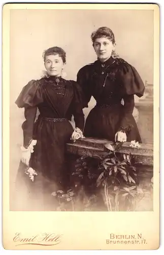 Fotografie Emil Hell, Berlin-N, Brunnen-Strasse 17, Portrait zwei junge Dame in schwarzen Kleidern