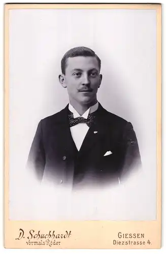 Fotografie D. Schuchhardt, Giessen, Diezstrasse 4, Portrait eleganter Herr mit Oberlippenbart